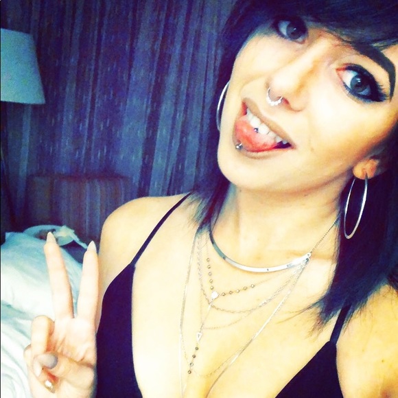 Meet your Posher, Amber - Picture 1 of 2